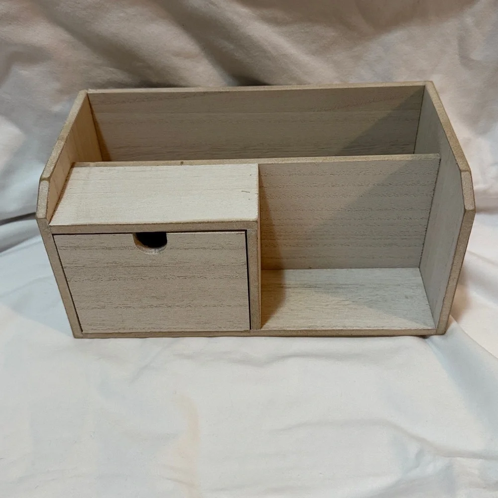 NWOT Rustic Cream Colored Wooden Calendar Mail Organizer - Picture 4 of 9